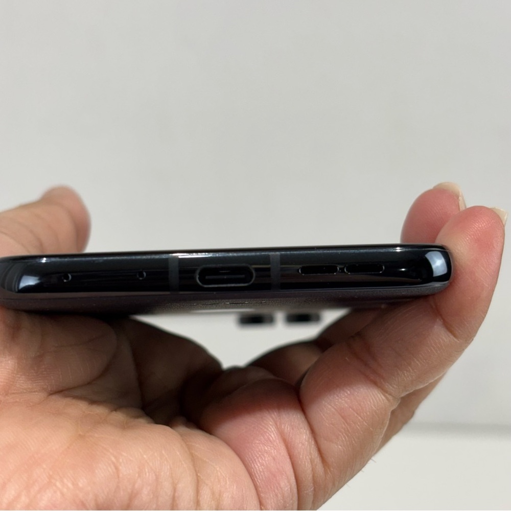motorola razr 2024 USB Type-C XT2451-2
12+256GB Midnight Blue foldable phone - Picture 10 of 17